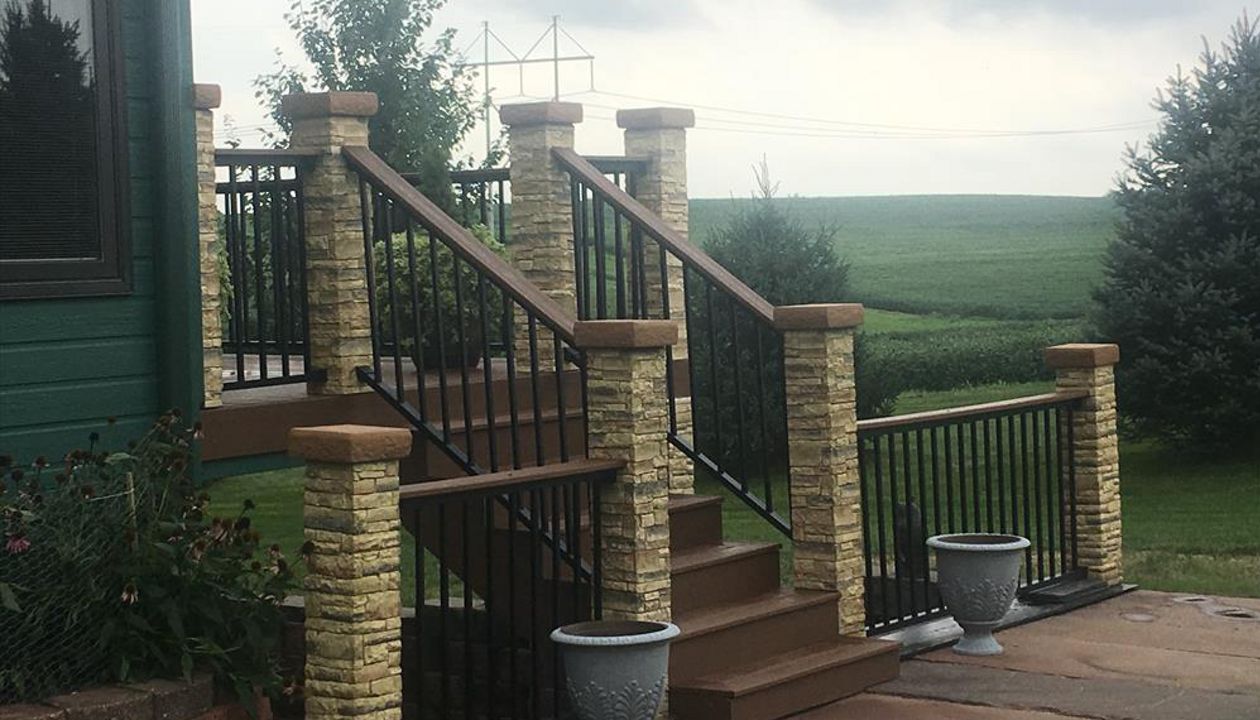 Trex Transcends in Treehouse with Treehouse fascias and drink rails.