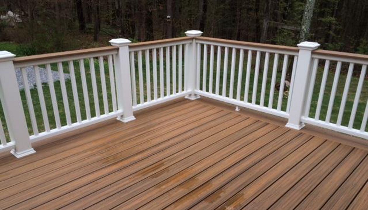 Deck with Havan Gold and White Transcend Railing