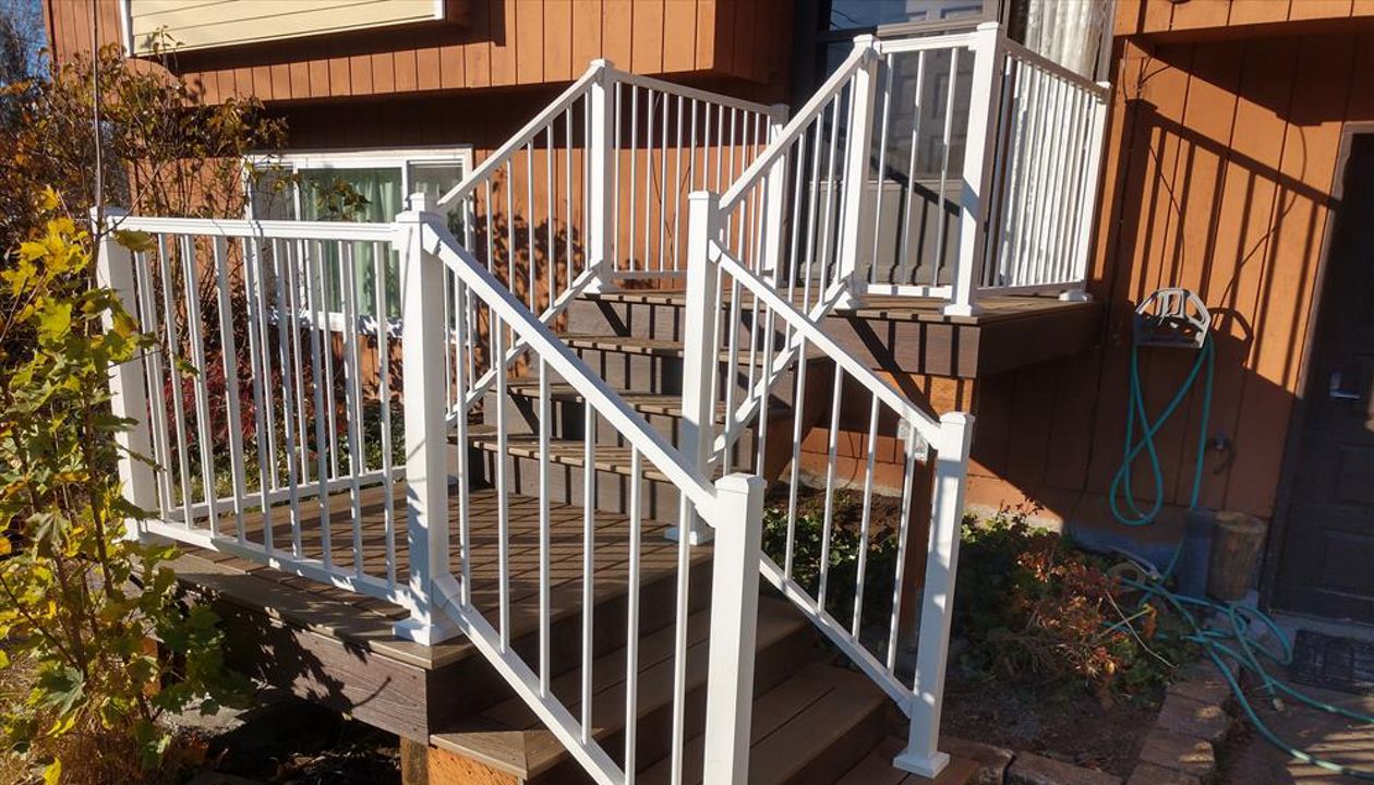 Trex Toasted Sand decking with Trex Signature Aluminum Railings