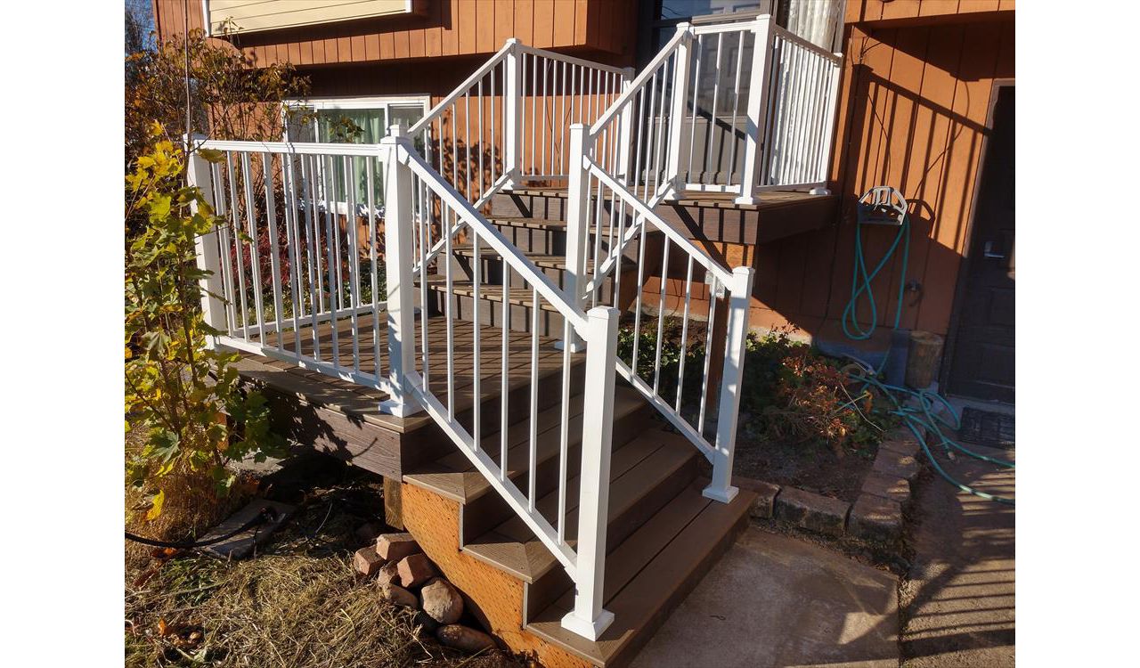 Trex Toasted Sand decking with Trex Signature Aluminum Railings