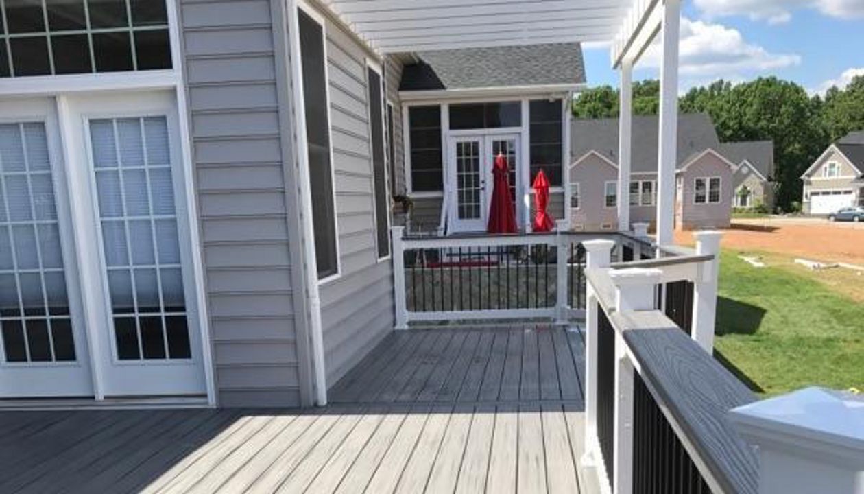 Trex Transcend Island Mist with feature boards and cockatil railing cap