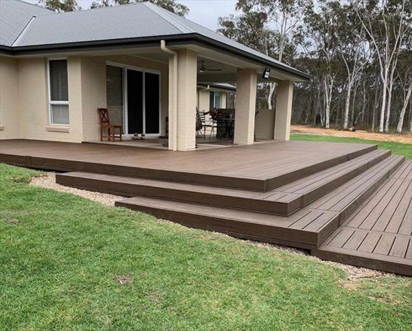 Large steps that the family can also lounge on in the late afternoon sun