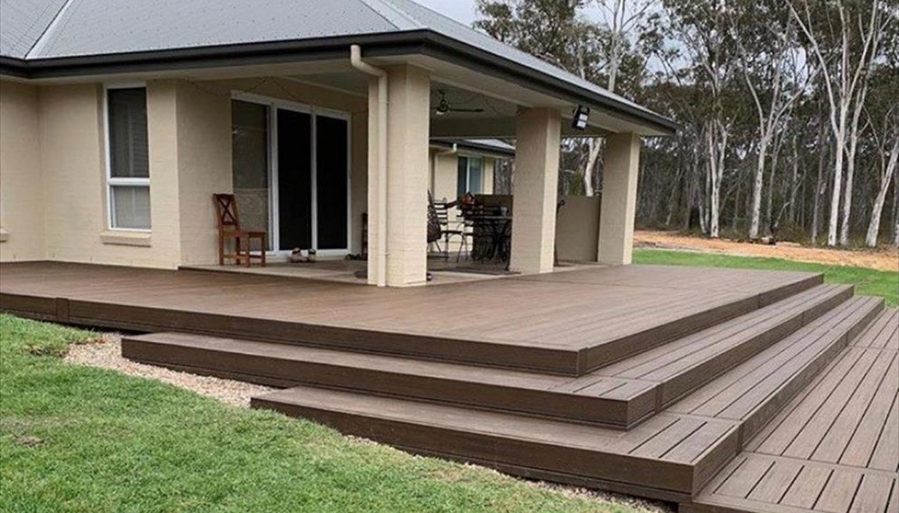 Large steps that the family can also lounge on in the late afternoon sun