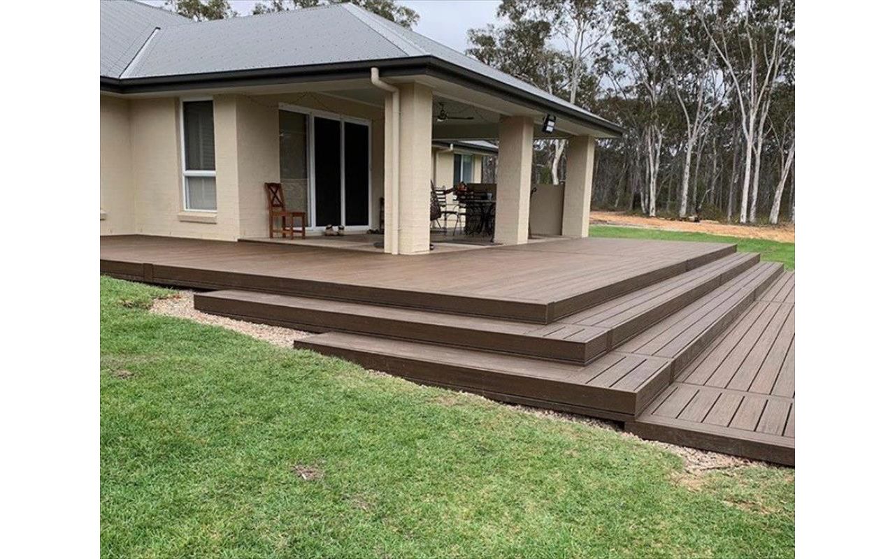Large steps that the family can also lounge on in the late afternoon sun