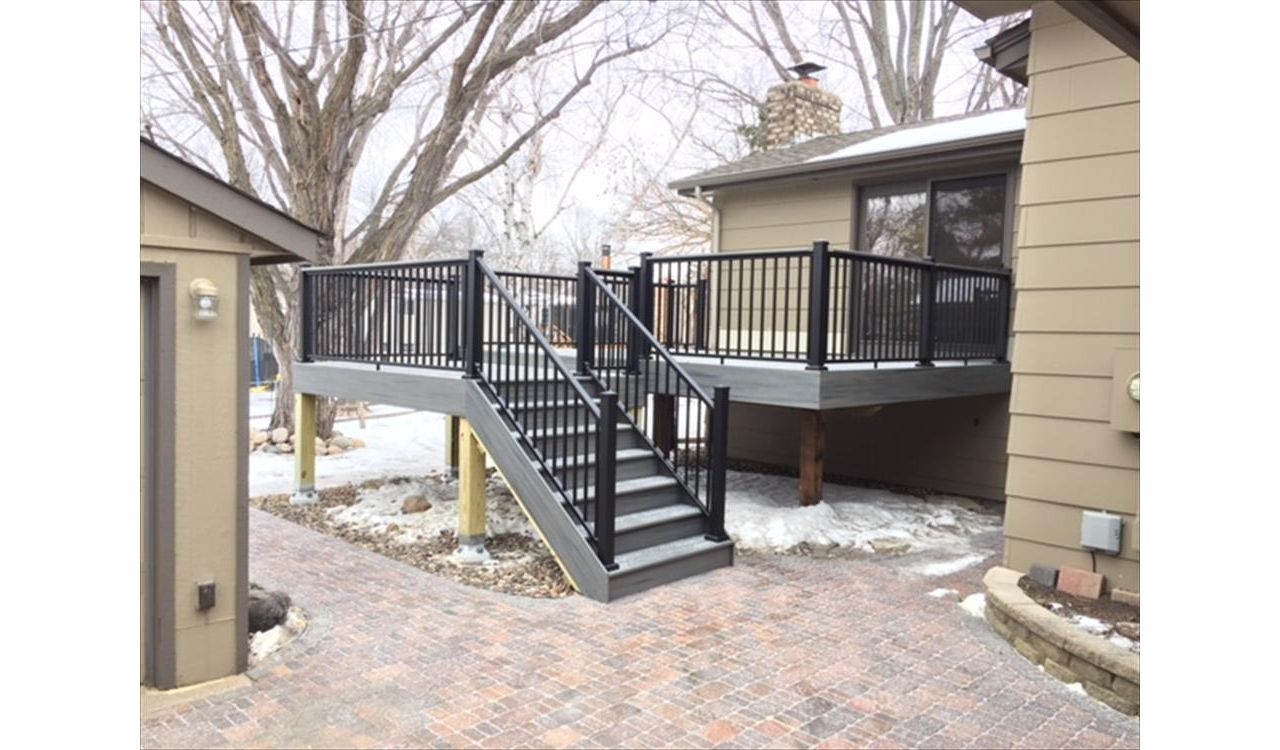 New Hope, MN deck with Trex Island Mist Decking