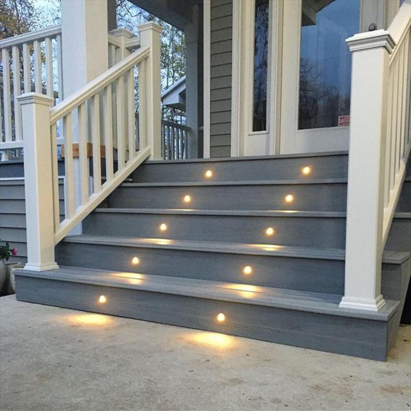 Trex Riser Lights paired with Foggy Wharf and White Transcend Handrail