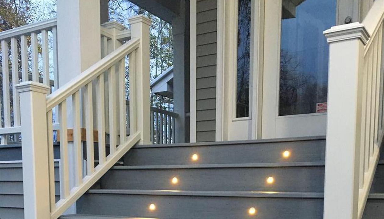 Trex Riser Lights paired with Foggy Wharf and White Transcend Handrail