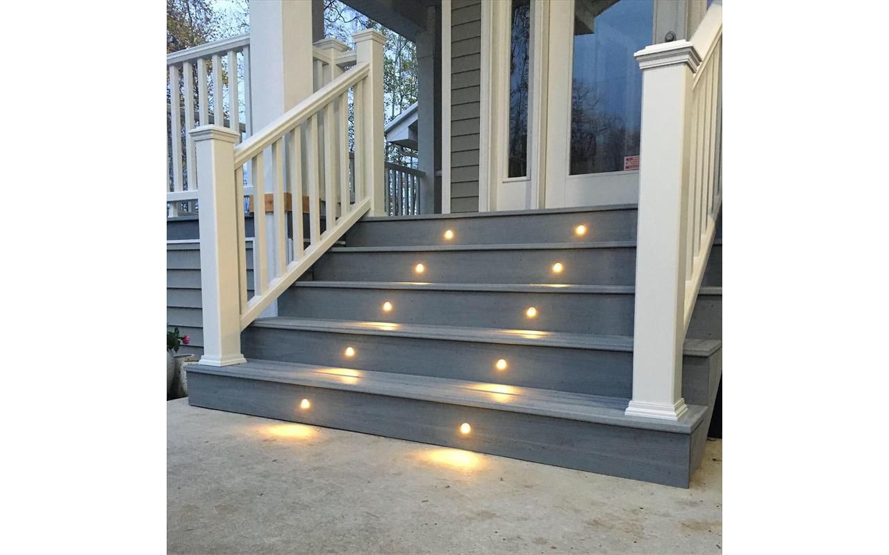 Trex Riser Lights paired with Foggy Wharf and White Transcend Handrail