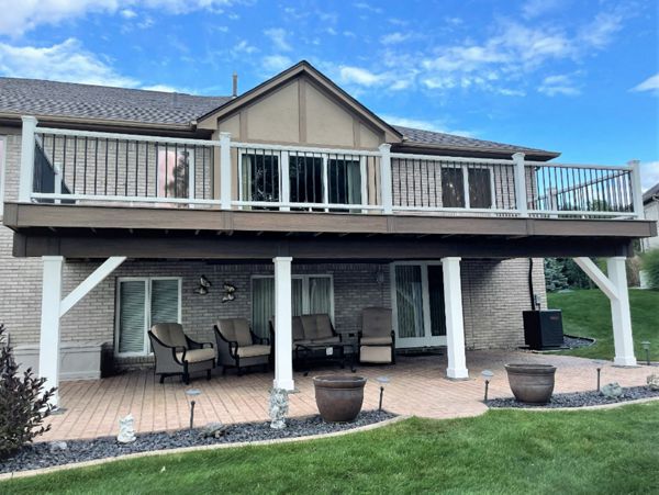 Trex Enhance Toasted Sand with Classic White Handrail