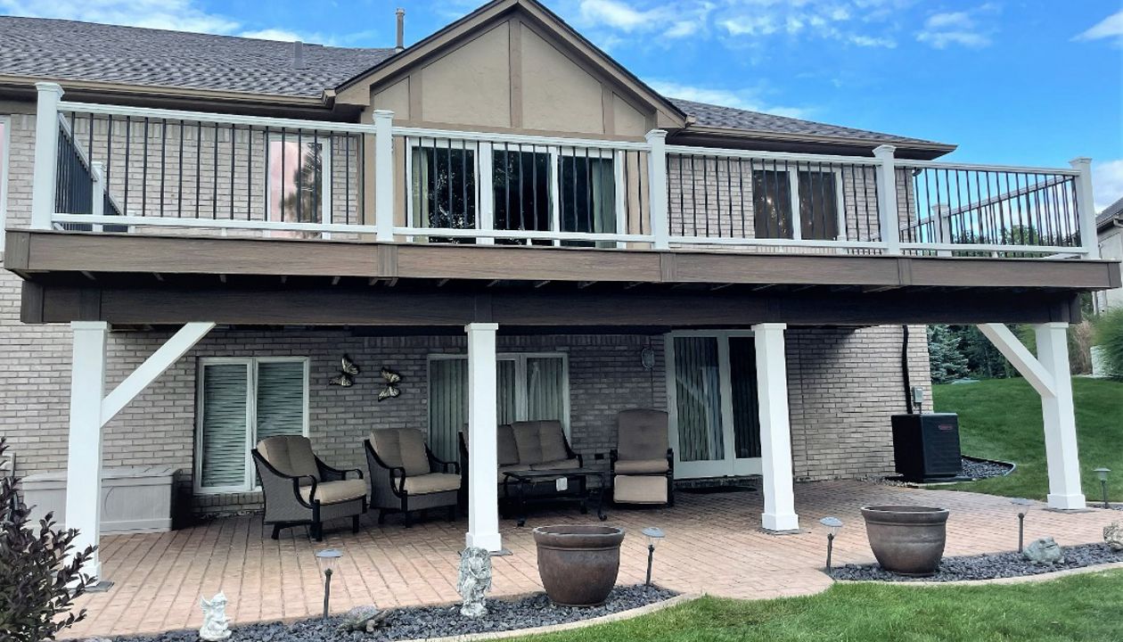 Trex Enhance Toasted Sand with Classic White Handrail