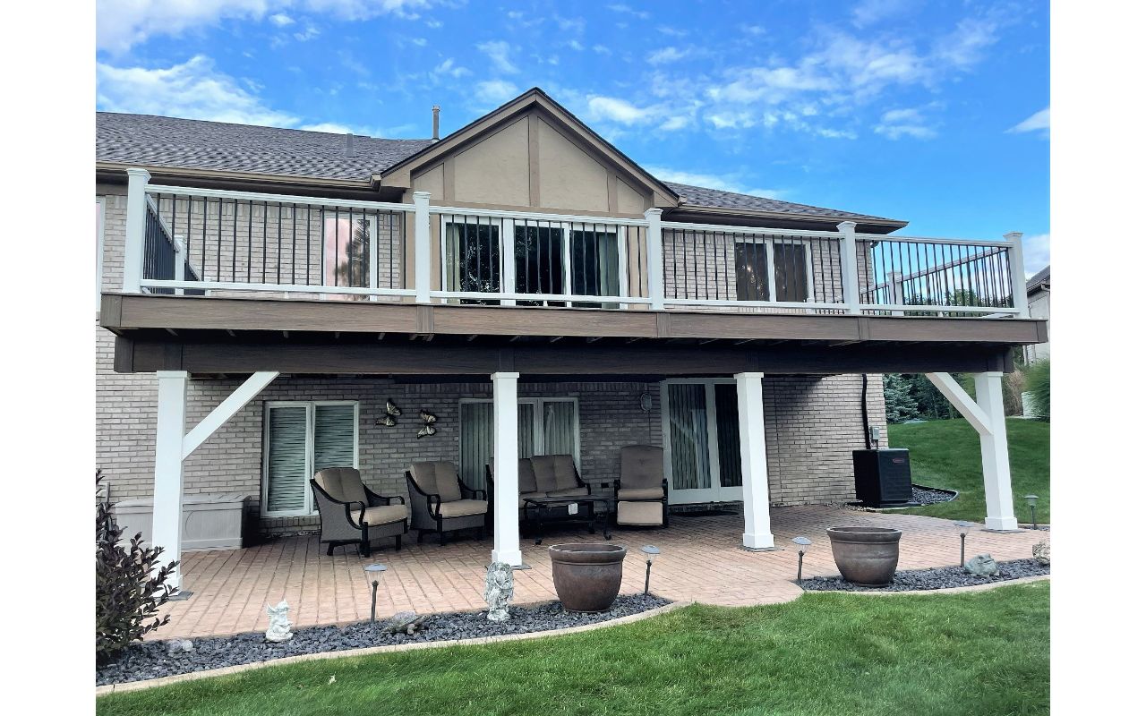 Trex Enhance Toasted Sand with Classic White Handrail