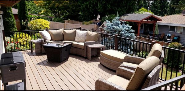 Trex Enhance Naturals Toasted Sand with Trex Transcend Earthtones Tree House border with Trex Signature black aluminum railing with bronze posts.