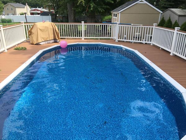 Trex Transcend Tiki Torch with White Transcend Rail