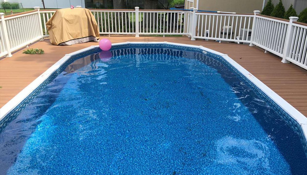 Trex Transcend Tiki Torch with White Transcend Rail