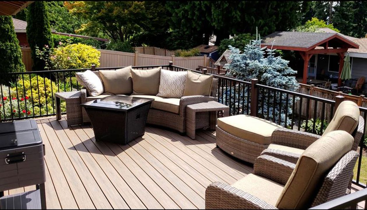 Trex Enhance Naturals Toasted Sand with Trex Transcend Earthtones Tree House border with Trex Signature black aluminum railing with bronze posts.