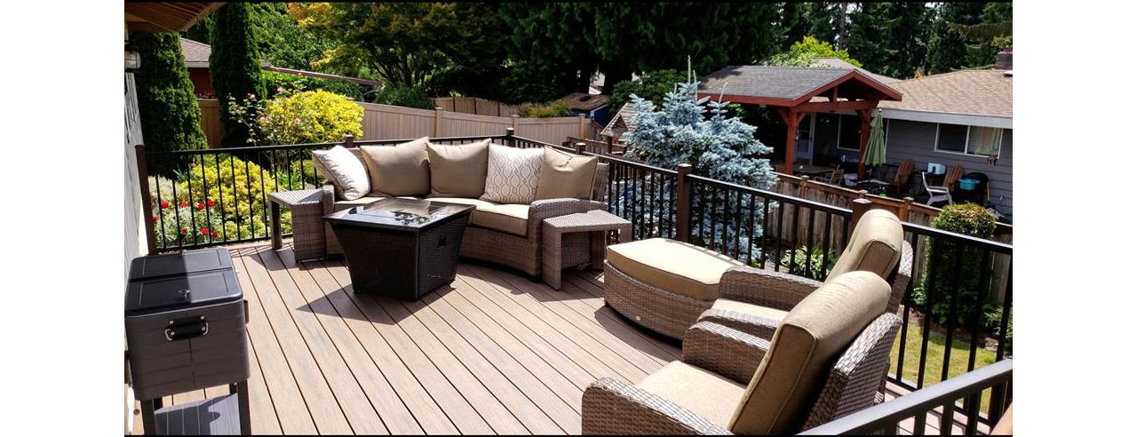 Trex Enhance Naturals Toasted Sand with Trex Transcend Earthtones Tree House border with Trex Signature black aluminum railing with bronze posts.