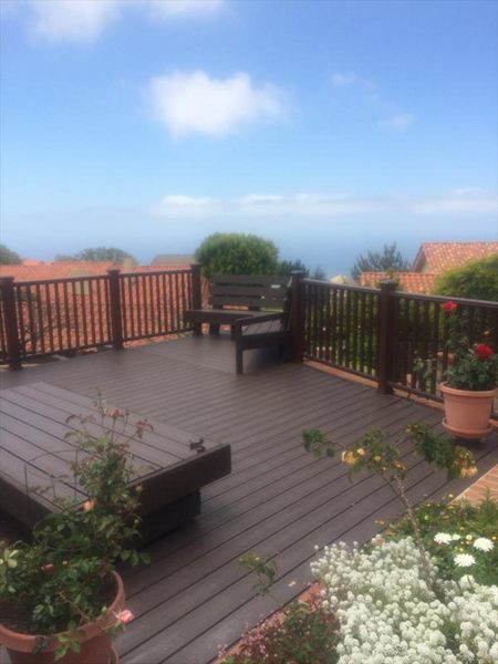 Trex Vintage Lantern decking in Palos Verdes Eatates Ca. Trex Vintage Lantern Transcend Railing with ocean view. Trex benches and table for entertaining