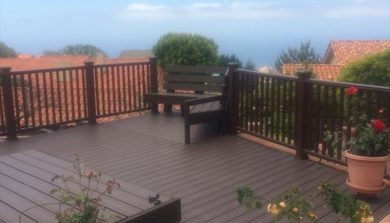 Trex Vintage Lantern decking in Palos Verdes Eatates Ca. Trex Vintage Lantern Transcend Railing with ocean view. Trex benches and table for entertaining