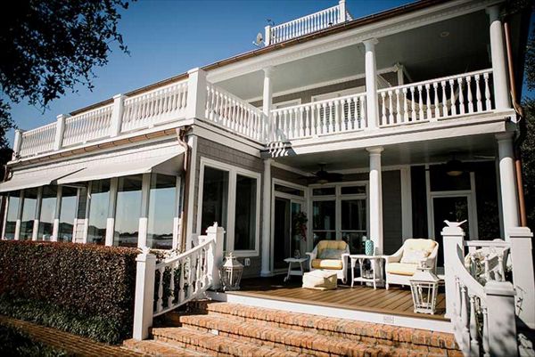 Goregous Trex Transcend Spiced Rum deck & outdoor living space in Swansboro, NC.