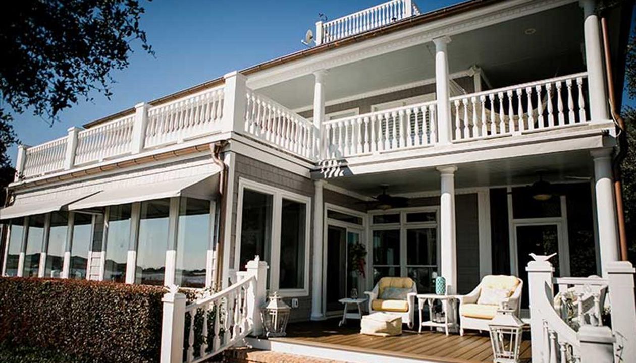 Goregous Trex Transcend Spiced Rum deck & outdoor living space in Swansboro, NC.