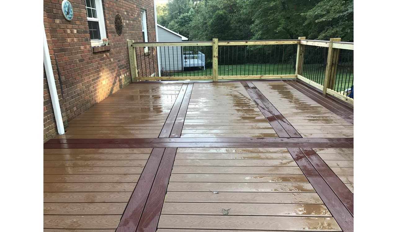 Trex Select Saddle decking with Madeira feature boards looks great on this brick home