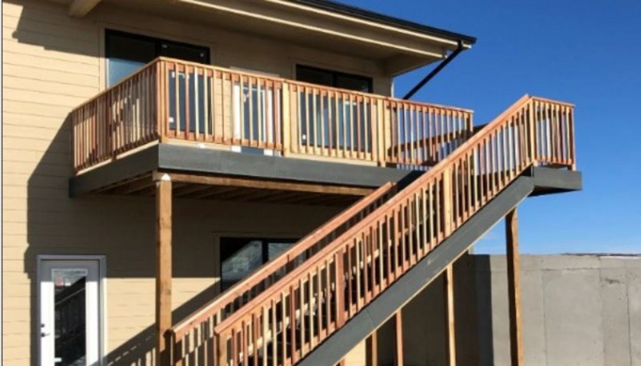 12'x20' Trex deck with Trex Enhance Calm Shell decking.