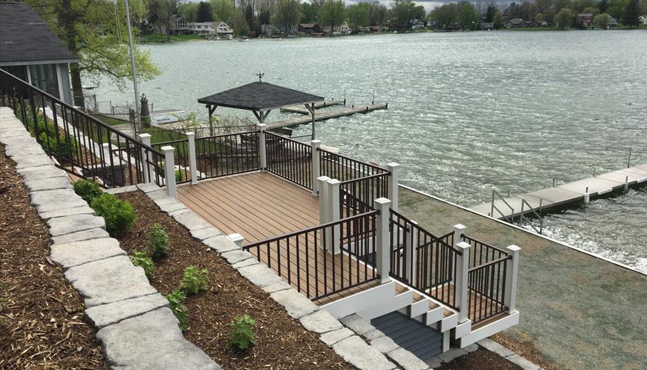 Trex Transcend Spiced Rum decking with Trex Signature Railing and Classic White Transcend post sleeves