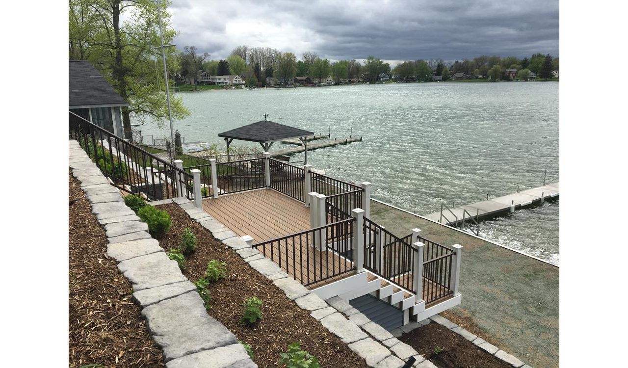 Trex Transcend Spiced Rum decking with Trex Signature Railing and Classic White Transcend post sleeves