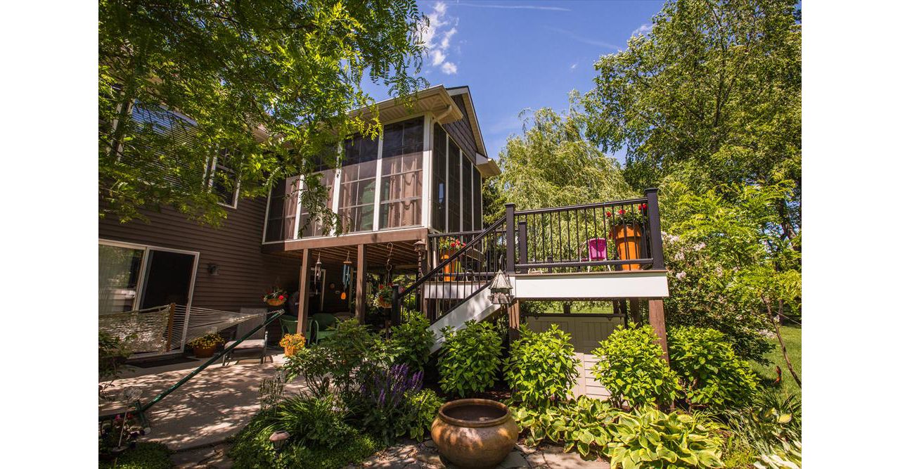 Spiced Rum deck with Transcend Black Railing