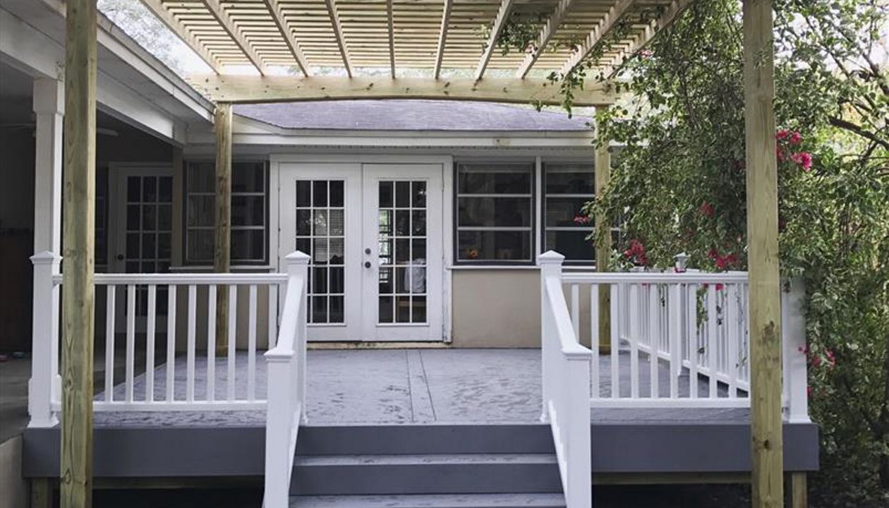 Finally a clean outdoor entertaining area for this South Tampa family who had been dealing with a decaying wood deck and pergola for years. This Trex combination is going to bring them years of enjoyment with minimal maintenance!