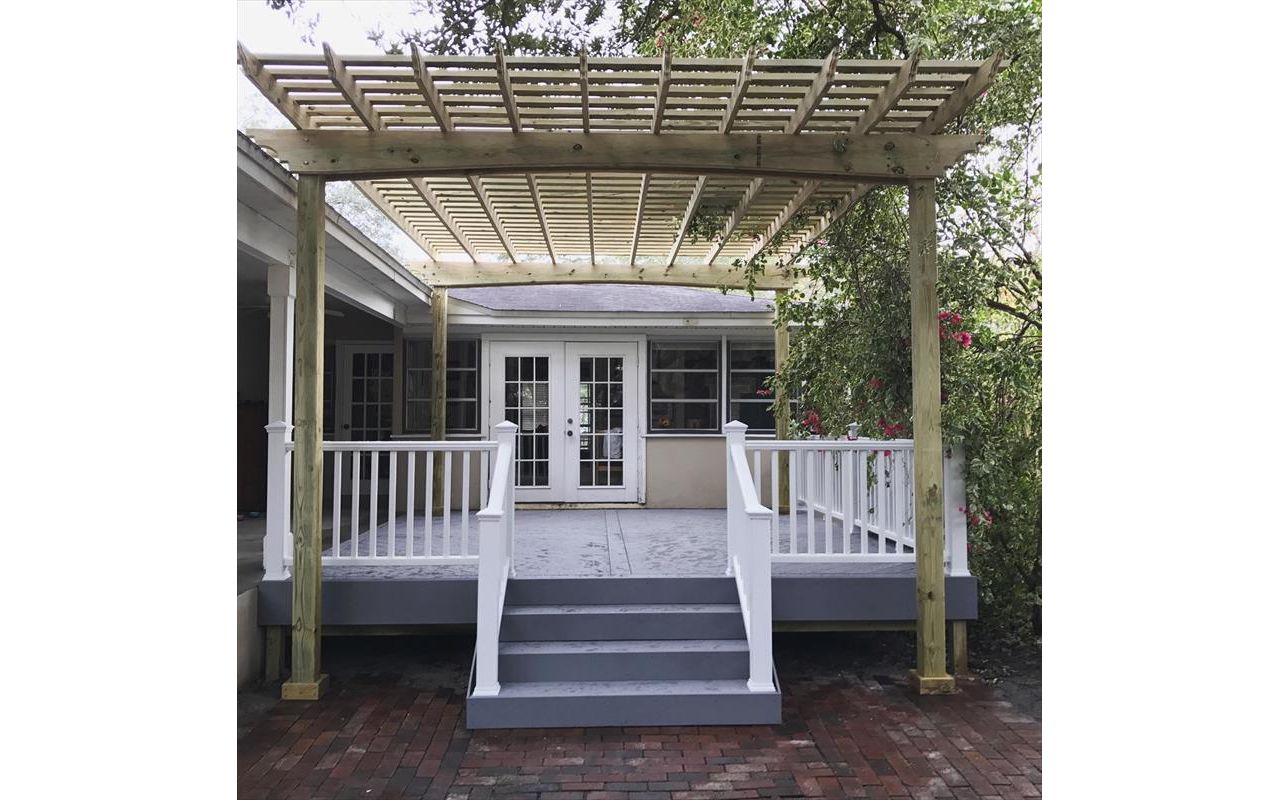 Finally a clean outdoor entertaining area for this South Tampa family who had been dealing with a decaying wood deck and pergola for years. This Trex combination is going to bring them years of enjoyment with minimal maintenance!