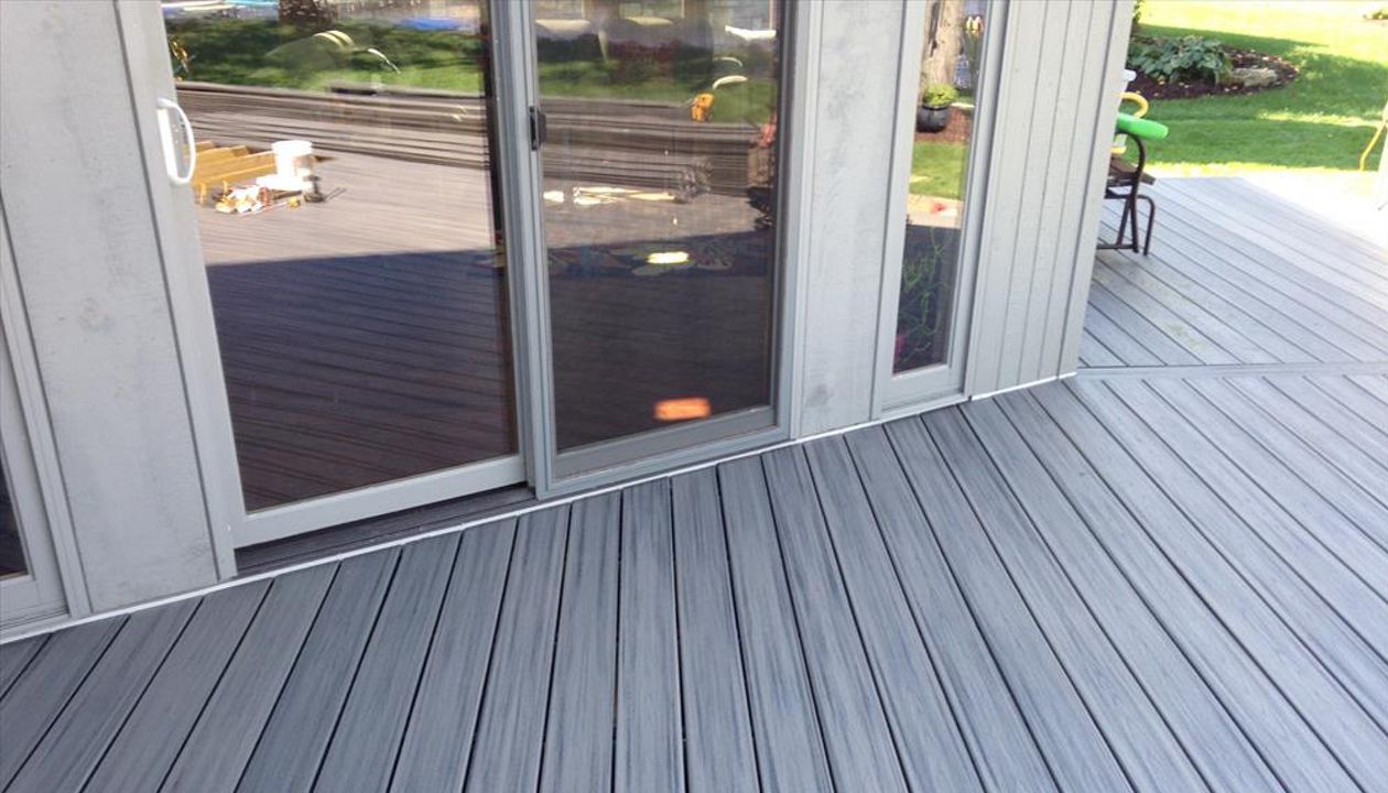 Deck on Union Lake in West Bloomfield, MI., constructed out of Trex Transcend Tropical decking in Island Mist.