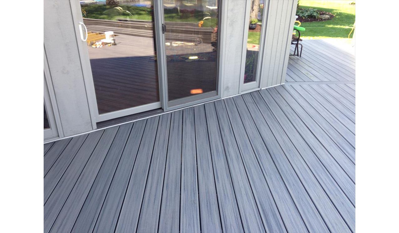 Deck on Union Lake in West Bloomfield, MI., constructed out of Trex Transcend Tropical decking in Island Mist.