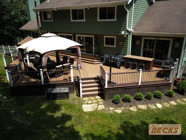 Havana Gold deck with Vintage Lantern rails/black aluminum balusters