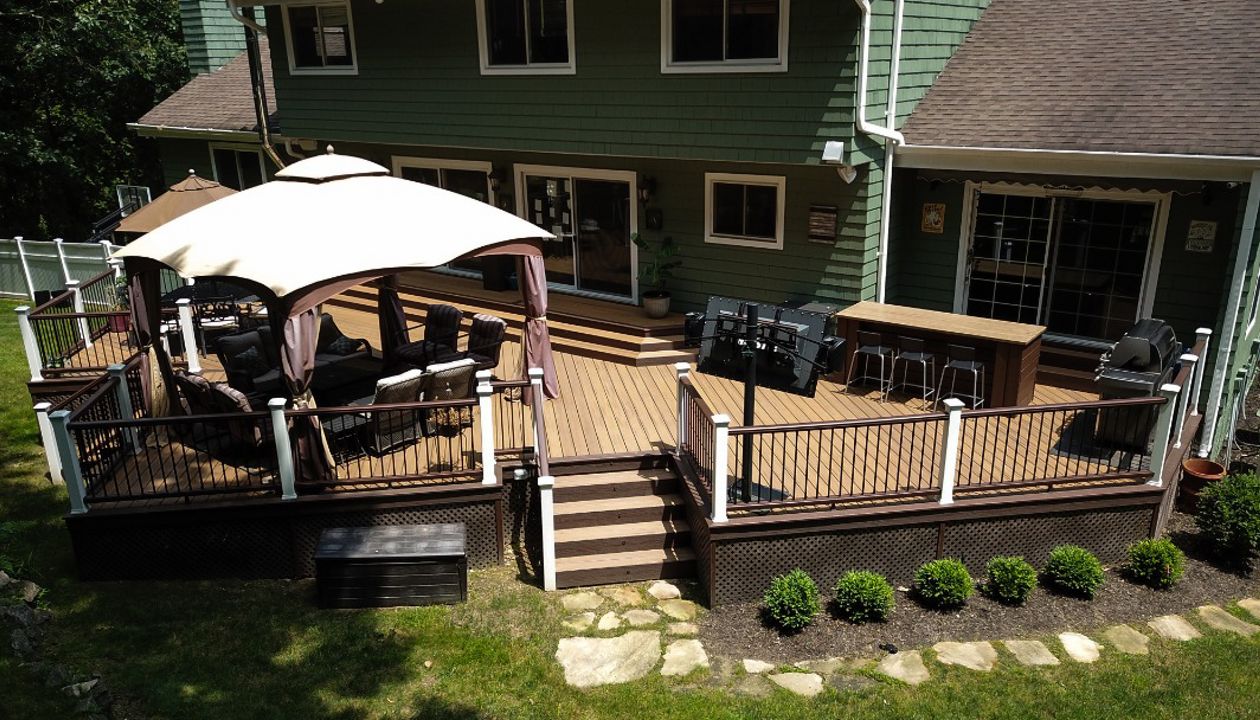 Havana Gold deck with Vintage Lantern rails/black aluminum balusters
