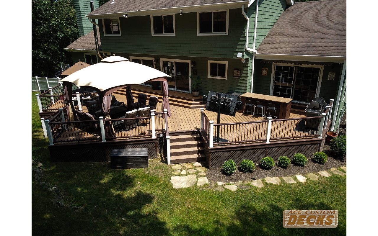 Havana Gold deck with Vintage Lantern rails/black aluminum balusters