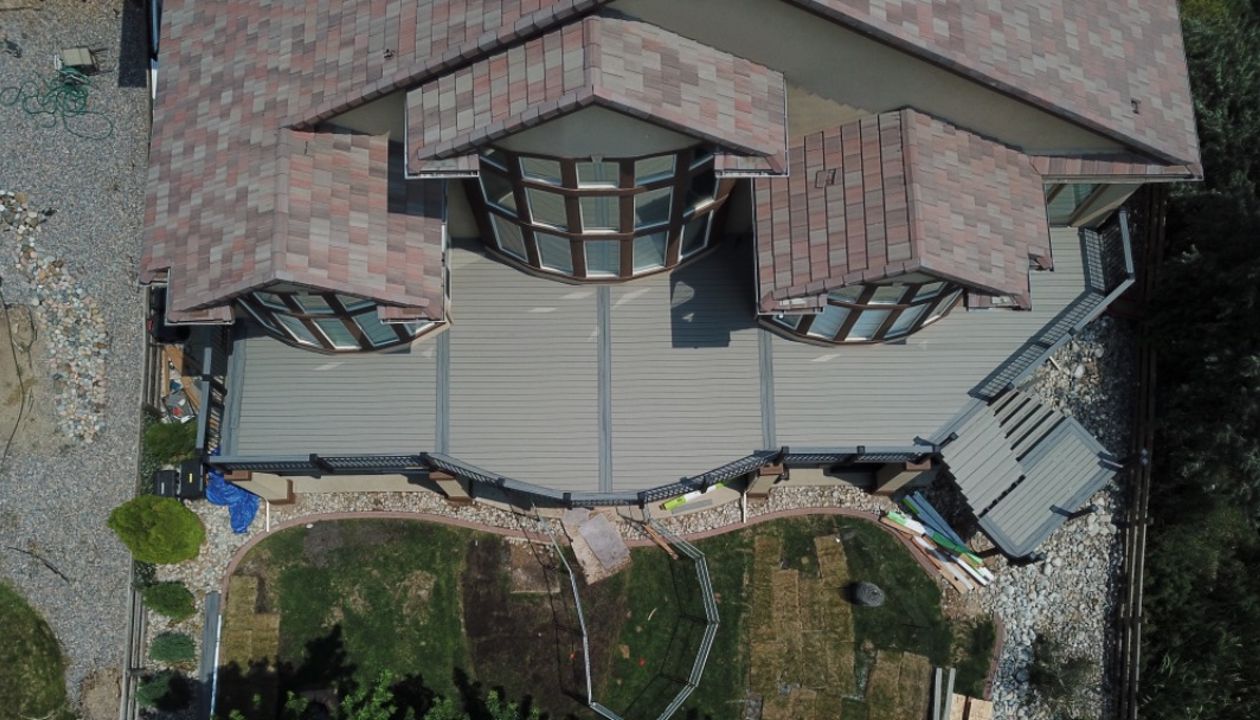 Trex deck in Littleton, CO featuring Island Mist and Rope Swing decking with hidden fasteners.