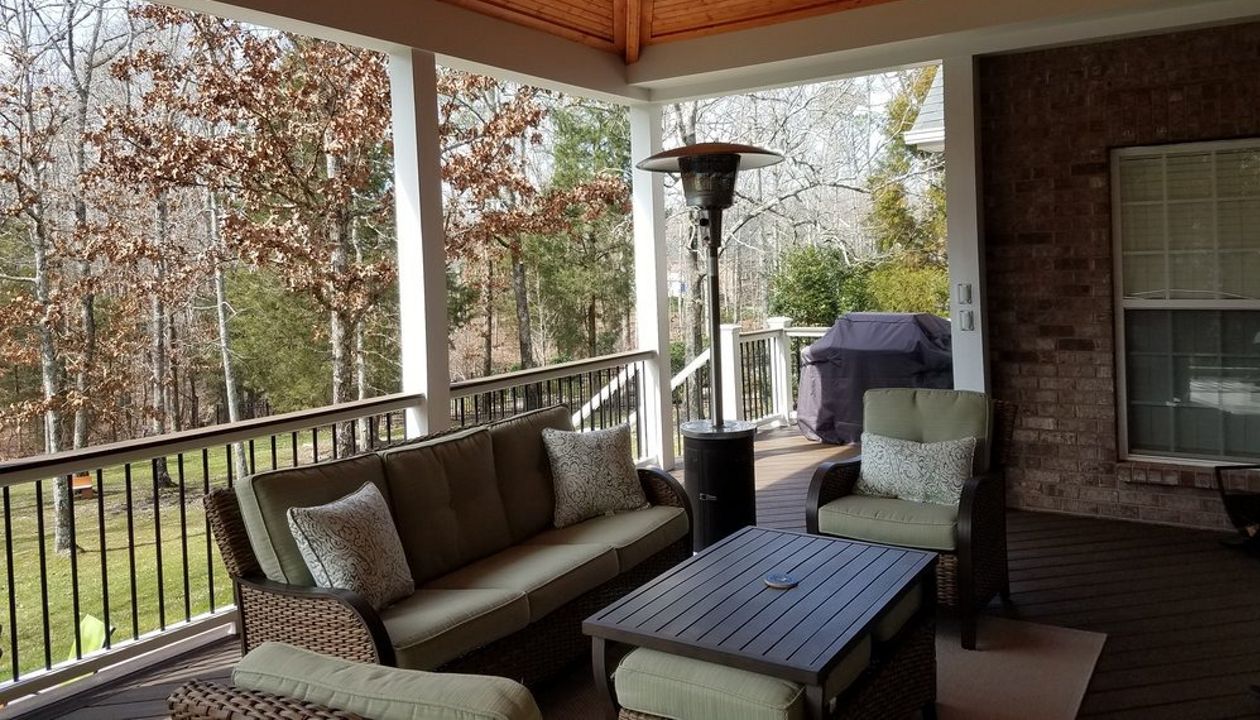 Trex Transcend Decking and White Trex Transcend Railing