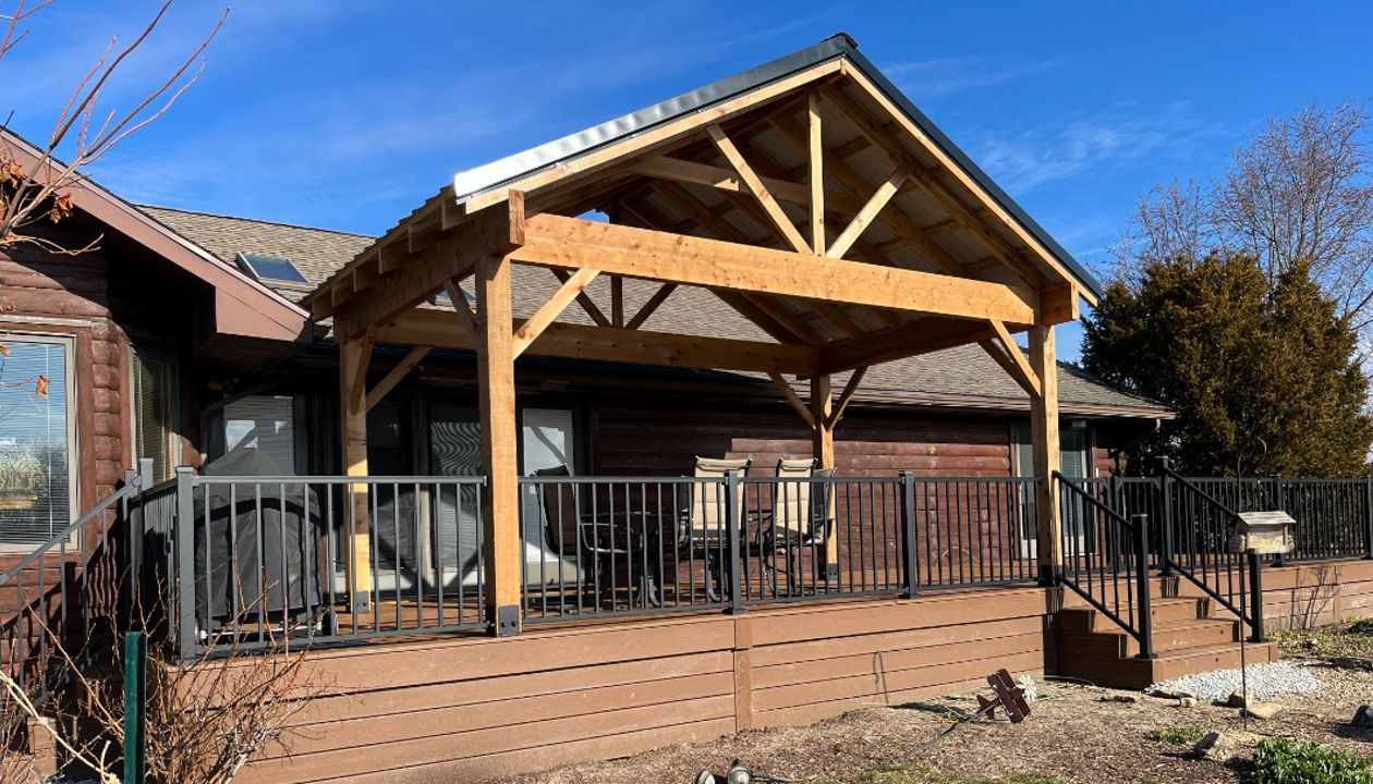 Saddle with Black Signature Railing