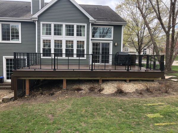 Trex Transcend Decking with Trex Signature Rod Railings in Mundelein