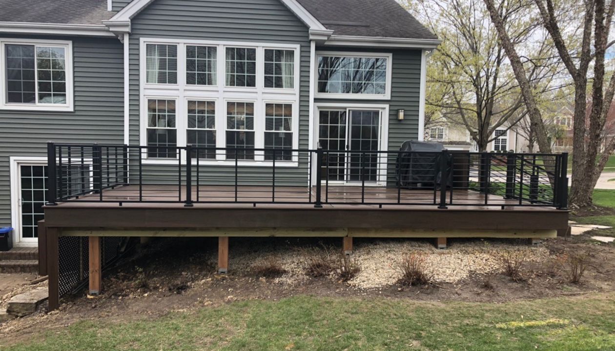 Trex Transcend Decking with Trex Signature Rod Railings in Mundelein