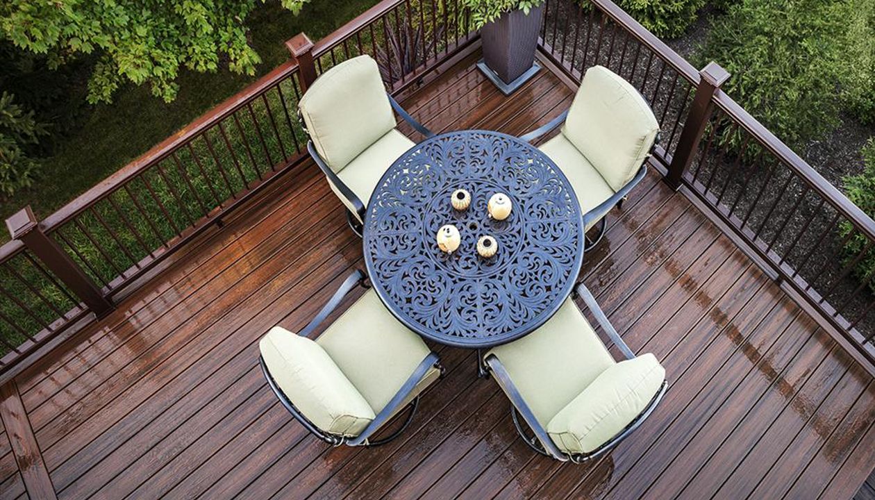 In Flemington, N.J., this delightful deck features Trex Transcend posts and top and bottom rails in Vintage Lantern, accented with round bronze balusters.