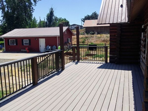 TREX Enhance Rocky Harbor, Winchester Gray border, Signature 36" railing with Island Mist cocktail top.