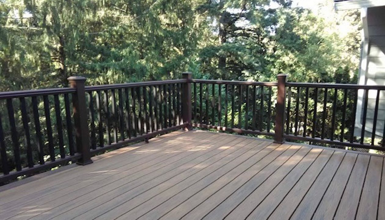 Trex Havana Gold decking with Vintage Lantern railing