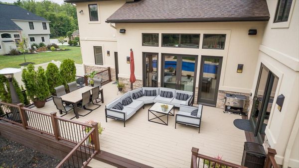 Trex Transcend Rope Swing decking with Vintage Lantern boarder. Trex Transcend Railings in Tree House color