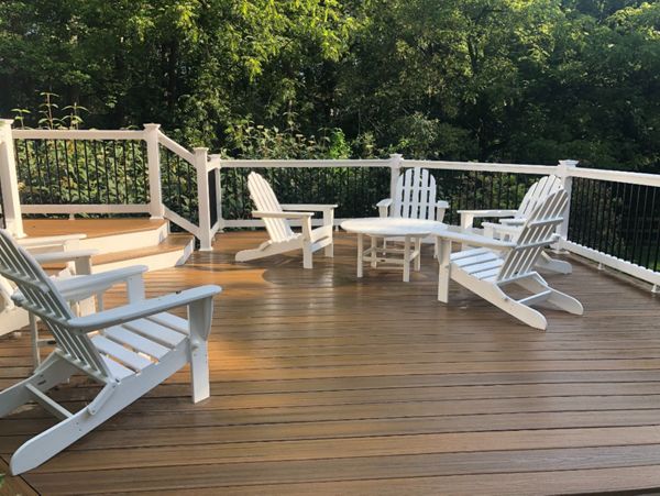 Trex Transcend Havana Gold Deck with White Washington Vinyl Railing with Black Aluminum Balusters