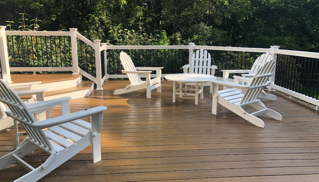 Trex Transcend Havana Gold Deck with White Washington Vinyl Railing with Black Aluminum Balusters