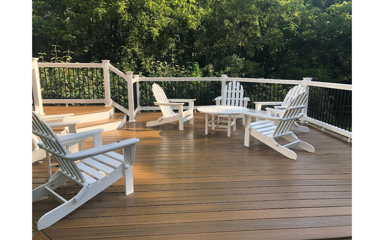 Trex Transcend Havana Gold Deck with White Washington Vinyl Railing with Black Aluminum Balusters