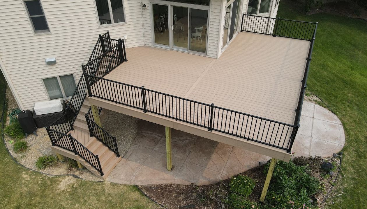 Beautiful new Trex Lineage Carmel with lights!