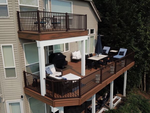 Happy Valley, Oregon Trex deck featuring Trex Havana Gold decking and fascia with Trex RainEscapes and Bronze Trex Signature railing.